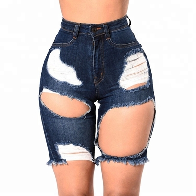 Jean delle donne amichevoli eco- mette gli shorts in cortocircuito di lunghezza del ginocchio delle signore