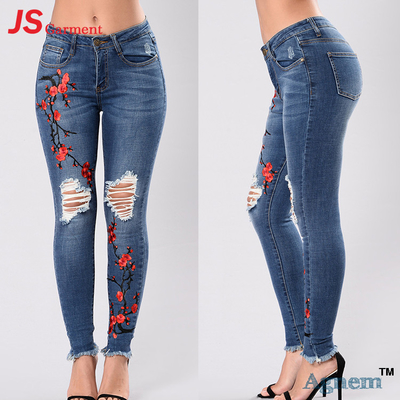 La dimensione su misura ragionevole della gamba delle donne scarne integrali casuali dei jeans